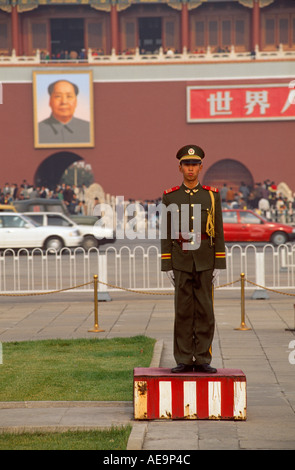 Soldaten, die ständige Aufmerksamkeit vor Porträt des Vorsitzenden Mao auf Tiananmen-Tor, Platz des himmlischen Friedens, Peking, China Stockfoto