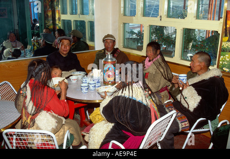 Familie Gruppe von tibetischen Nomaden Essen in einem Restaurant, Xiahe, Gansu, China Stockfoto