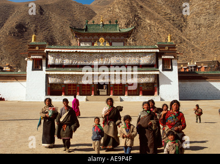 Tibetische Nomaden vorbei an großen Gebetshalle, Labrang Kloster, Xiahe, Gansu, China Stockfoto