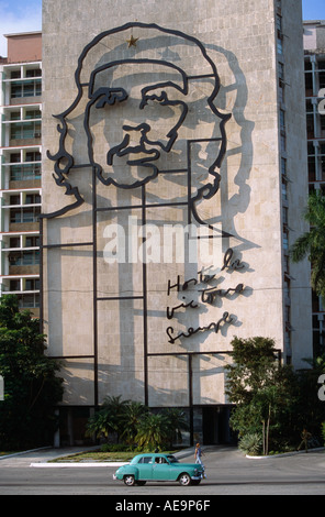 Amerikanische Oldtimer vorbei Denkmal Che Guevara, Plaza De La Revolucion, Havanna, Kuba Stockfoto