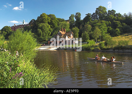 Shrewsbury "Quarry Park" mit Shrewsbury School und Pengwern Boat Club durch den Fluss Severn Shropshire England UK GB Stockfoto