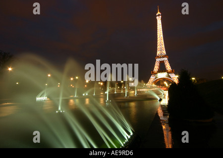 Eiffelturm in der Nacht von Trocadero gesehen Stockfoto