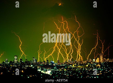 Johannesburg Johannesberg Stadtbild bei Nacht Dämmerung Sonnenuntergang mit dramatischen Wolken Südafrika mit Blitz Streifen Stockfoto