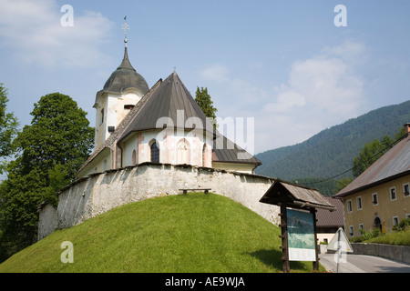 Ratece Slowenien. Kirche St Duka in kleinen touristischen Dorf von Ausläufern der Karawanken Berge im Sommer Stockfoto