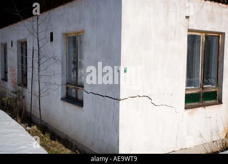 Tiefer Riss und strukturelle Schäden in der Außenwand eines Gebäudes, Finnland Stockfoto
