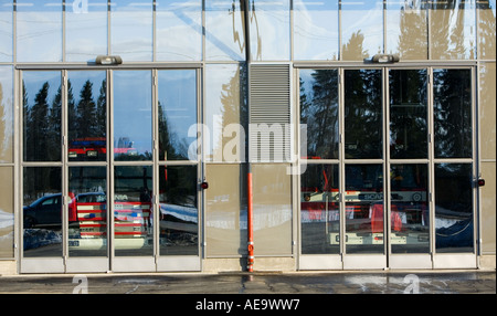 Feuerwehr LKW hinter geschlossenen Garage Glastüren, Finnland Stockfoto