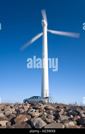 Windkraftanlage und ein Auto an der Basis des Kraftwerks, Finnland Stockfoto