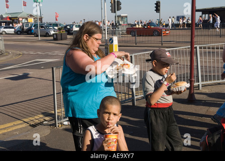 Britische Arbeiterfamilie, übergewichtige Mutter zwei Kinder essen ungesunde Fast-Food-Mahlzeit. Southend on Sea Essex England 2000er 2006 UK HOMER SYKES Stockfoto