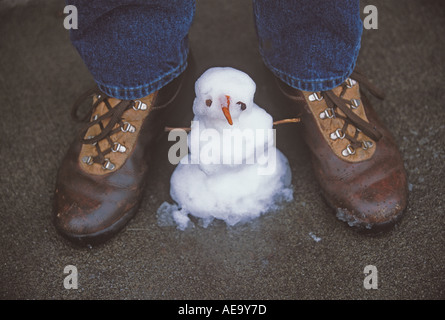 [kleine Schneemann] tatenlos Mann Closeup Winter überwältigend groß durch kleine Closeup horizontales Bild Farbe Farbe Fotographie Stockfoto