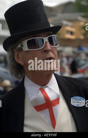 David Shilling, ein Hutdesigner, ein Fräser, der ein St. Georges Cross Cravat Horse Racing bei Royal Ascot Berkshire England 2006 2000s UK HOMER SYKES trägt Stockfoto