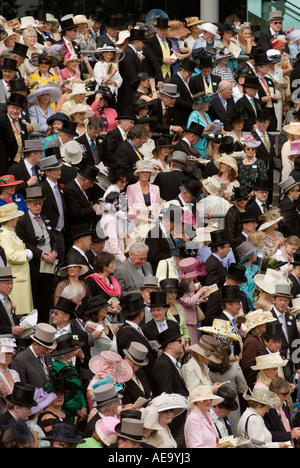 Wohlhabende Reiche in Großbritannien. Royal Ascot Massen von Rennfahrern mit Hut und Schwanz, Frauen mit Ascot-Hüten. Pferderennen Ascot Berkshire 2000er Jahre 2006 HOMER SYKES. Stockfoto