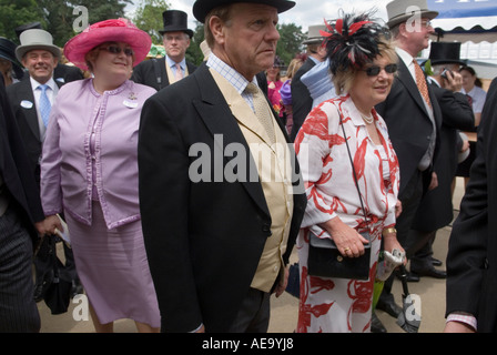 Schicke englische wohlhabende Leute UK Ladies Day im Royal Ascot, Pferderennen. In der Warteschlange, um reinzugehen. Die soziale Sommersaison Berkshire England 2006 2000er Jahre Stockfoto