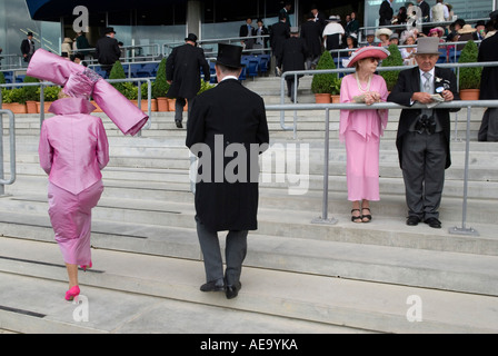 Frau Florence Claridge und Herr Edward Claridge hat in Ascot Royal Enclosure Pferderennen Royal Ascot Berkshire England HOMER SYKES. Stockfoto