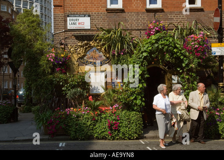 "Covent Garden" West Centrale London England drei ältere Touristen verlassen ein Restaurant im "Theatre Royal Drury Lane" WC2 Stockfoto