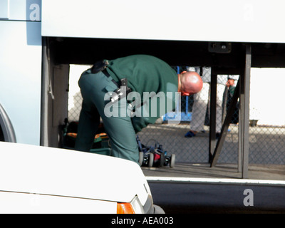 Bewaffneten spanischen Guardia Civil Offizier inspiziert den Kofferraum von einem Reisebus, die Einreise nach Spanien von Gibraltar, Europa Stockfoto