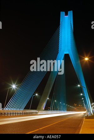 Mary McAleese Boyne Valley Brücke - die neue Straßenbrücke über den Fluss Boyne in der Nähe von Drogheda, Irland, nachts beleuchtet Stockfoto