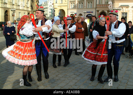 Prag Tschechien Europa kostümierte Tänzer Altstädter Ring Stockfoto