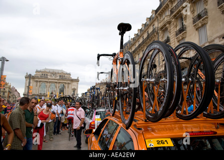 eine Reihe von Support für Autos mit Pass-through-le Comedie in Montpellier mit Ersatzteile Fahrrad-Räder auf Spezialist Auto Dachträger Stockfoto