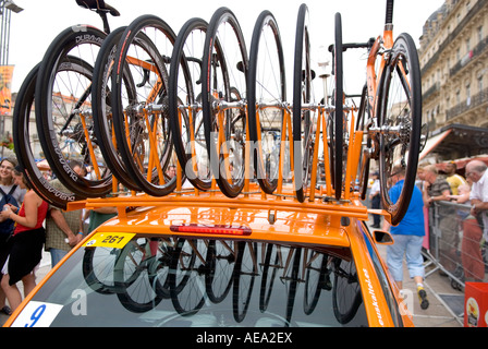 eine Reihe von Support für Autos mit Pass-through-le Comedie in Montpellier mit Ersatzteile Fahrrad-Räder auf Spezialist Auto Dachträger Stockfoto