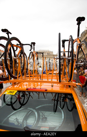 eine Reihe von Support für Autos mit Pass-through-le Comedie in Montpellier mit Ersatzteile Fahrrad-Räder auf Spezialist Auto Dachträger Stockfoto