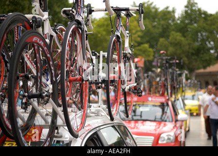 eine Reihe von Support-Autos fahren durch le Comedie in Montpellier mit Ersatzteile Fahrrad-Räder auf Spezialist Auto Dachträger Stockfoto