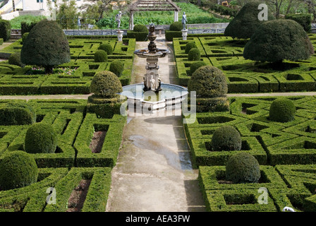 Palacio dos Marqueses da Fronteira, Lissabon, Portugal. Der abgeschnittene Feld parterre vor dem Palast Stockfoto