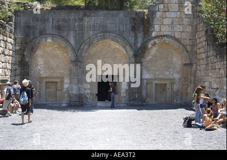 Studenten am Eingang zum Rabbi Yehuda Hanasi s Katakombe in Beit Shearim Israel Stockfoto