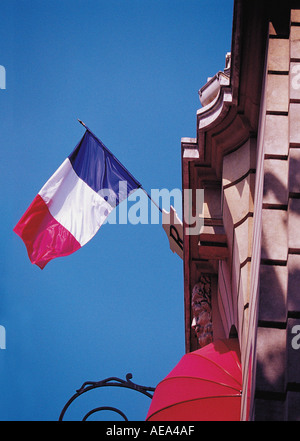 Französische Flagge, die vor dem Gebäude Paris fliegt Frankreich EU Europa Stockfoto