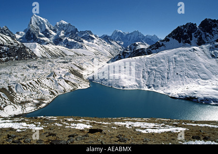 Cholatse L Thamserku R ragen Dhud Pokhari vom Gokyo Ri KHUMBU Bezirk NEPAL gesehen Stockfoto