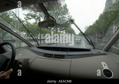 Blick durch die Windschutzscheibe fahren an einem regnerischen Tag in Paris, Frankreich Stockfoto