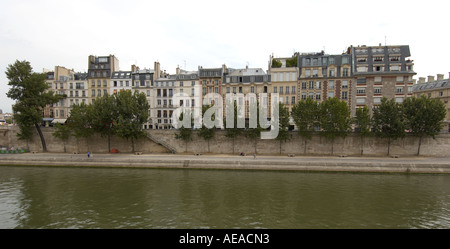 Häuserreihe am rechten Ufer der Seine, nahe dem Louvre, Paris, Frankreich Stockfoto