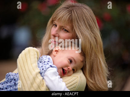 Eine Mutter und ihre ein Jahr alte Baby GIRL Herr Stockfoto