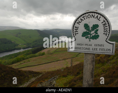 National Trust unterzeichnen im Peak District mit Blick auf Ladybower Vorratsbehälter. Stockfoto