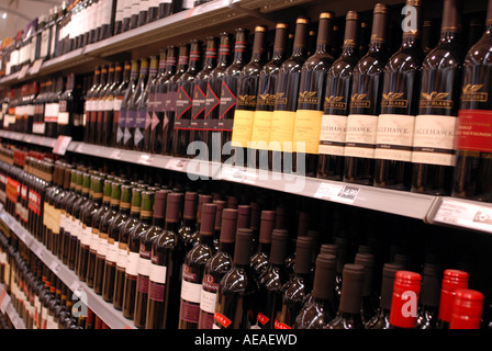 Flaschen Wein in einem Supermarkt, UK. Stockfoto