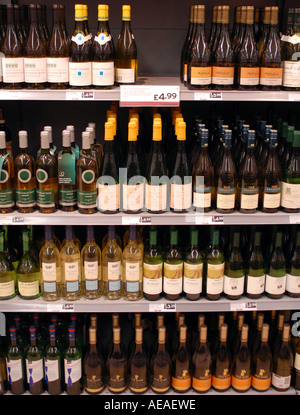 Flaschen Wein in einem Supermarkt, UK. Stockfoto