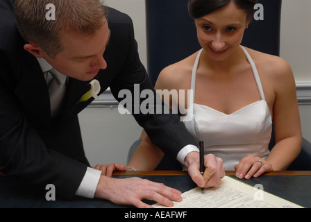 Bräutigam unterschreibt das Register nach der Heirat in Westminster registery Büro, London. Stockfoto