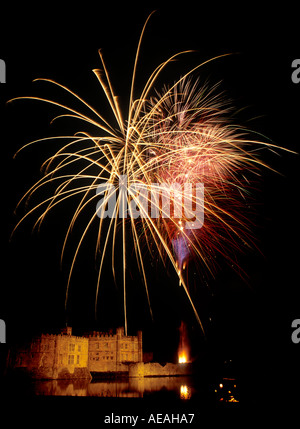 Explosion in der Nacht Himmel Feuerwerk Pyrotechnik Feuerwerk Festival Unterhaltung Kerl Guido, die spektakuläre Lichter Fawkes amüsieren Stockfoto