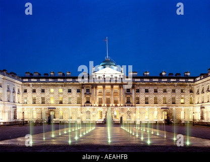 "Somerset House" Trafalgar Quadrat Bereich London England uk "nachts mit Brunnen im Vordergrund beleuchtet" Stockfoto