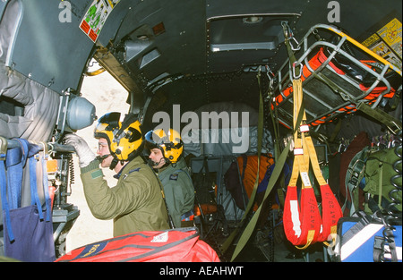 Whinching ein Berg Rettung Unfall an Bord eines RAF Sea King Hubschrauber, Lake District, Großbritannien Stockfoto