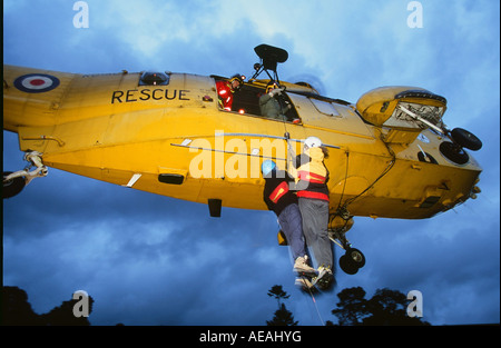 RAF Sea King Hubschrauber Whinches einen Unfall an Bord, Bergrettung, RAF Sea King Hubschrauber Stockfoto