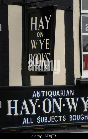 Außen ein Second-Hand Buchladen in der walisischen Dorf Hay on Wye, Buch-Hauptstadt der Welt, Wales UK Stockfoto