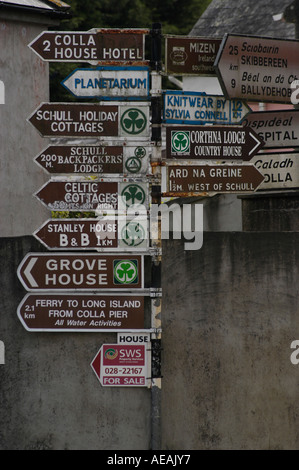 Stadtmöbel-Schilder und Anweisungen in Englisch und Gälisch Sprachen, Schull, County Cork, Irland Stockfoto