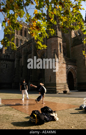 Hereford Kathedrale mit jungen Breakdance, England UK Stockfoto