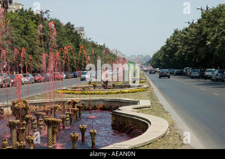 Unirii Boulevard mit bunten Brunnen, von Bäumen gesäumten Allee, Sommer 2007, Bukarest, Rumänien, Europa, EU Stockfoto