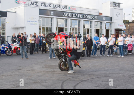 Motorrad Stuntman an Ace Café UK London Ace Ecke Stockfoto