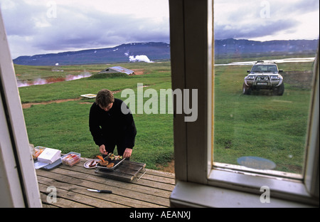 Island in der Nähe von Gaesafjoll, nördlich von Myvatn. Schlammlöcher und dampfende Schlote. Touristische Vorbereitung Grill in Berghütte Stockfoto