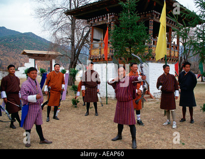 Wettschießen mit High-Tech-Pfeil und Bogen Bogenschießen ist der Nationalsport in Bhutan Stockfoto