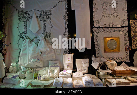 Display aus weißem Leinen in Draper s Shop in Kloskanthuis Gent Belgien Stockfoto