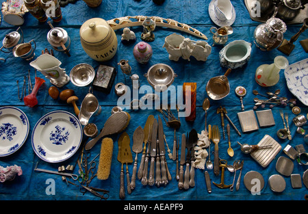 Eine Brocante Verkauf Trödel statt in einem Straßenmarkt in Brüssel Belgien Stockfoto