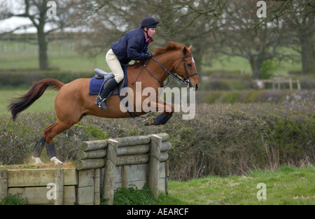 Junge Reiter Reiten in Kreuz Land equine Event in Oxfordshire-England Stockfoto